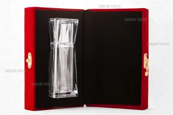 باکس مخملی زعفران صدف پک با درب باز، داخل مخمل مشکی، مقر چوبی برش لیزری و الماس بزرگ در داخل برای بسته‌بندی لوکس هدیه و صادرات