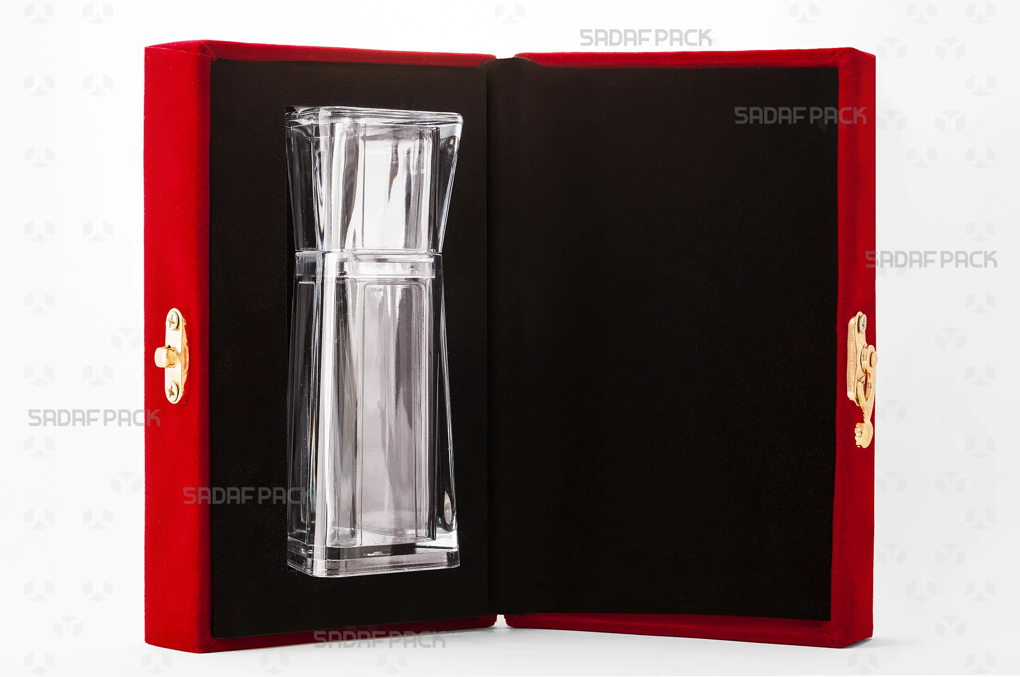 باکس مخملی زعفران صدف پک با درب باز، داخل مخمل مشکی، مقر چوبی برش لیزری و الماس بزرگ در داخل برای بستهبندی لوکس هدیه و صادرات