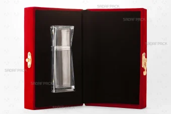 باکس مخملی زعفران صدف پک با درب باز، داخل مخمل مشکی، مقر چوبی برش لیزری و الماس متوسط در داخل برای بستهبندی لوکس هدیه و صادرات