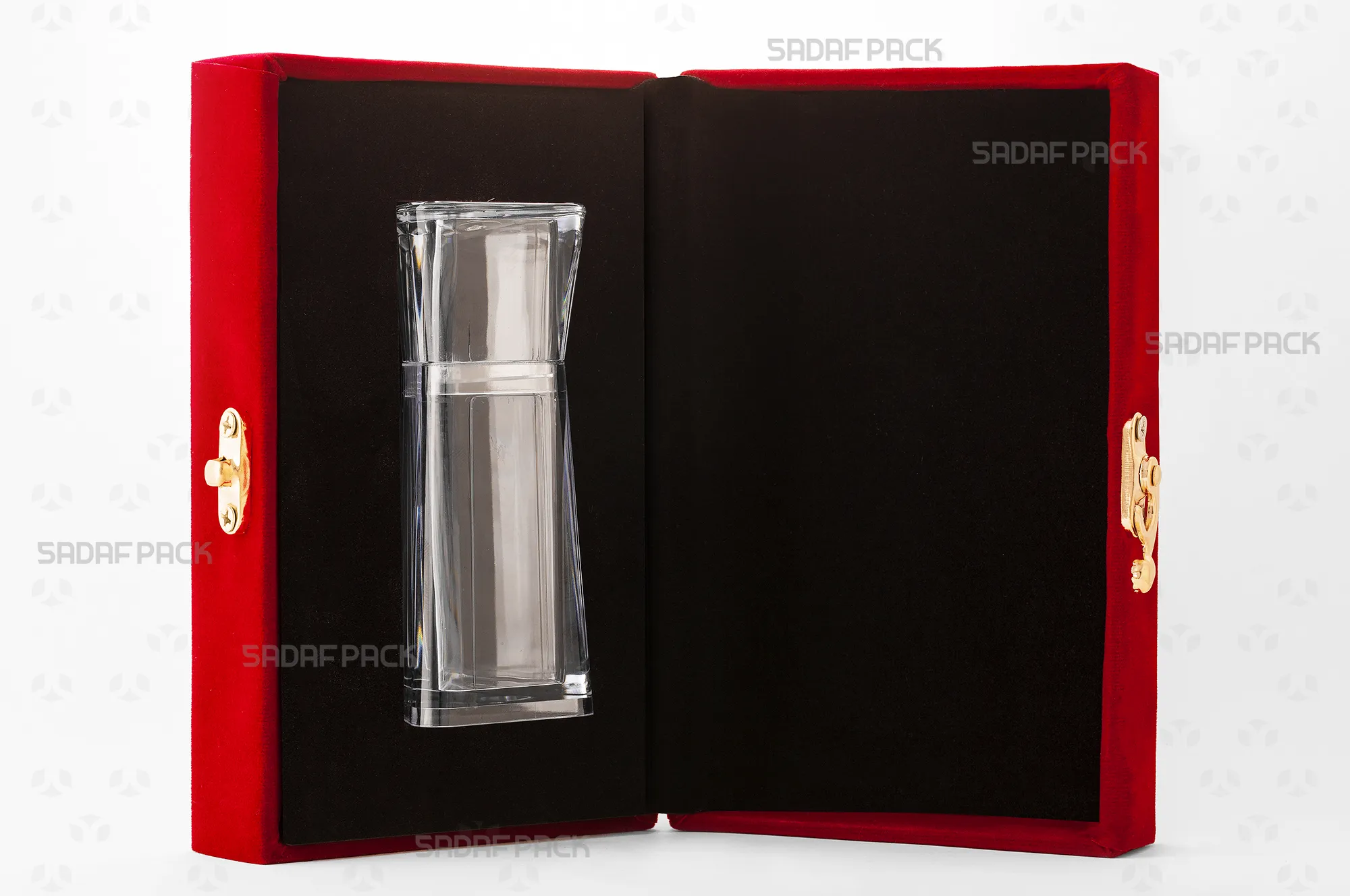 باکس مخملی زعفران صدف پک با درب باز، داخل مخمل مشکی، مقر چوبی برش لیزری و الماس متوسط در داخل برای بستهبندی لوکس هدیه و صادرات