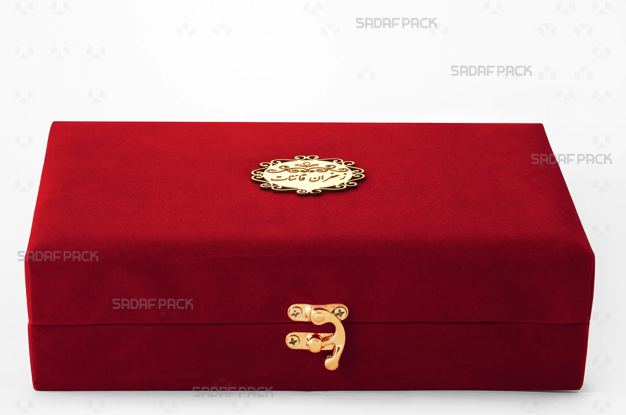 باکس مخملی زعفران صدف پک با روکش مخمل قرمز، چارچوب چوبی، قفل طلایی و لوگوی حکاکی شده برای بستهبندی لوکس قوطی 5 گرم فلزی و آذین متوسط هدیه صادرات و سوغات