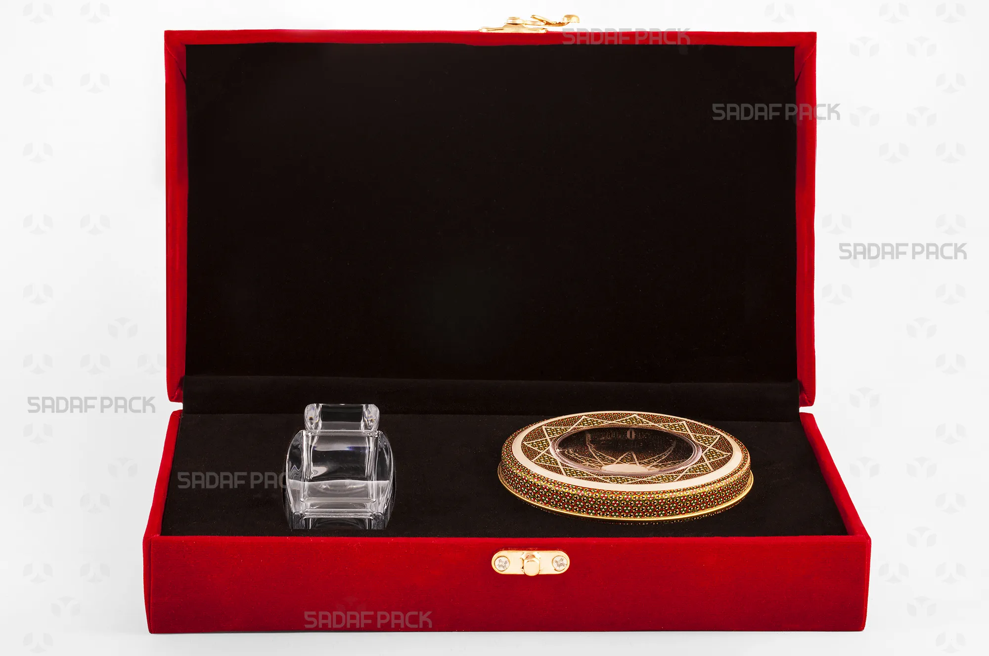 باکس مخملی زعفران صدف پک با درب باز، داخل مخمل مشکی، مقر چوبی برش لیزری و قوطی 5 گرم فلزی و آذین متوسط در داخل برای بستهبندی لوکس هدیه و صادرات