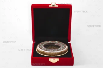 باکس مخملی زعفران صدف پک با درب باز، داخل مخمل مشکی، مقر چوبی برش لیزری و قوطی 5 گرم فلزی در داخل برای بسته‌بندی لوکس هدیه و صادرات