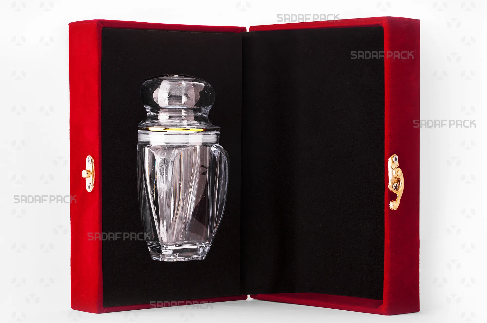 باکس مخملی زعفران صدف پک با درب باز، داخل مخمل مشکی، مقر چوبی برش لیزری و گوهر لارج در داخل برای بستهبندی لوکس هدیه و صادرات