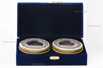 باکس مخملی زعفران صدف پک با درب باز، داخل مخمل مشکی، مقر چوبی برش لیزری و دو عدد قوطی 5 گرم فلزی در داخل برای بستهبندی لوکس هدیه و صادرات