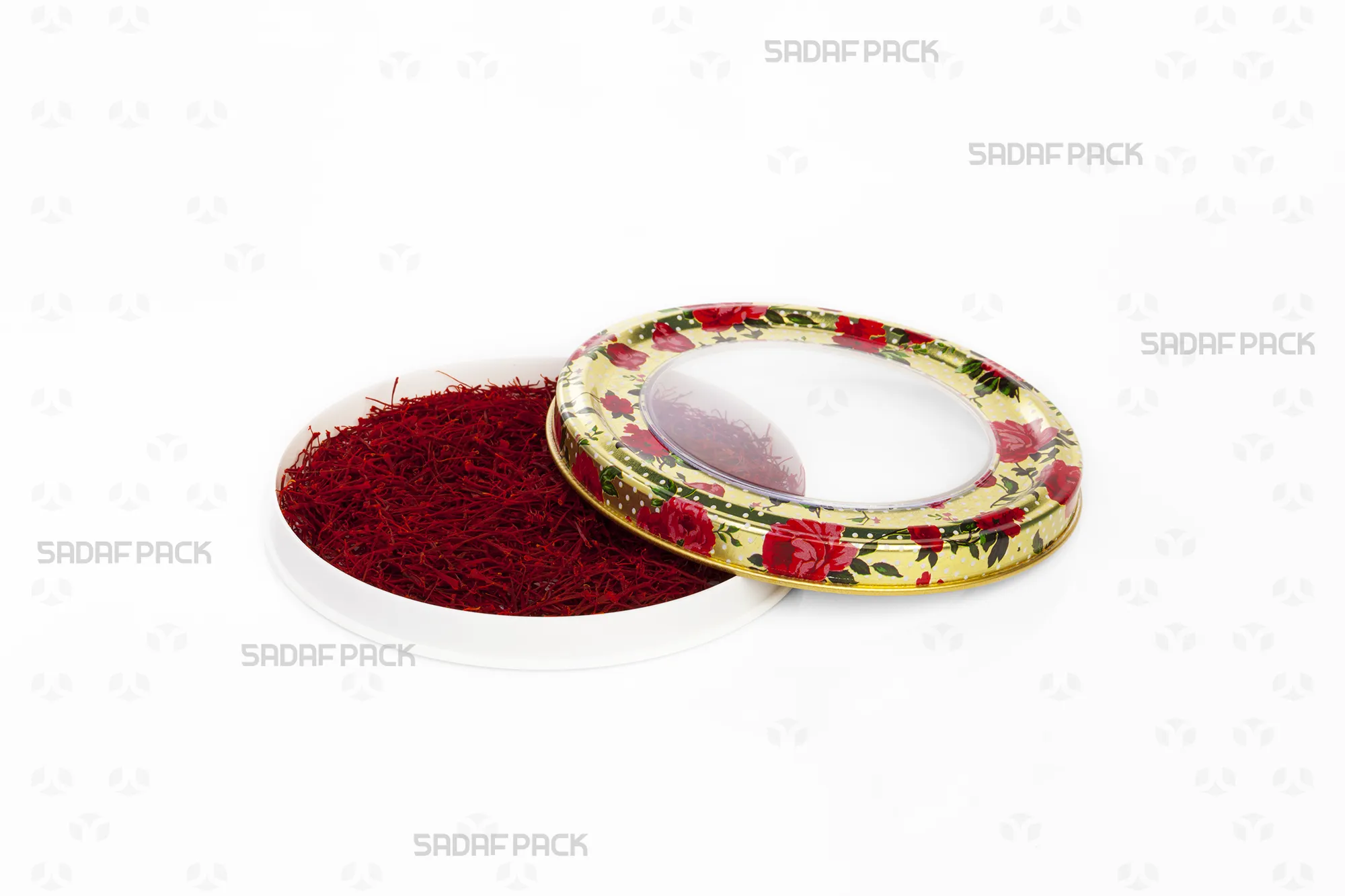 نمای بالا از قوطی 12 فلزی اسپانیا کف صاف با درب باز، طرح رز طلایی، پر شده با زعفران برای نمایش ظرفیت