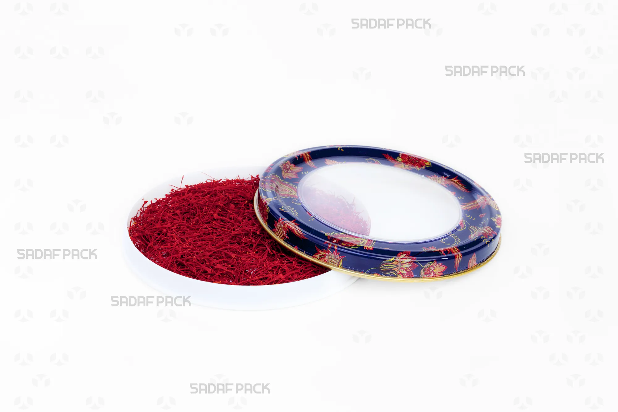 نمای بالا از قوطی 12 فلزی اسپانیا کف صاف با درب باز، طرح ترنج سورمهای، پر شده با زعفران برای نمایش ظرفیت