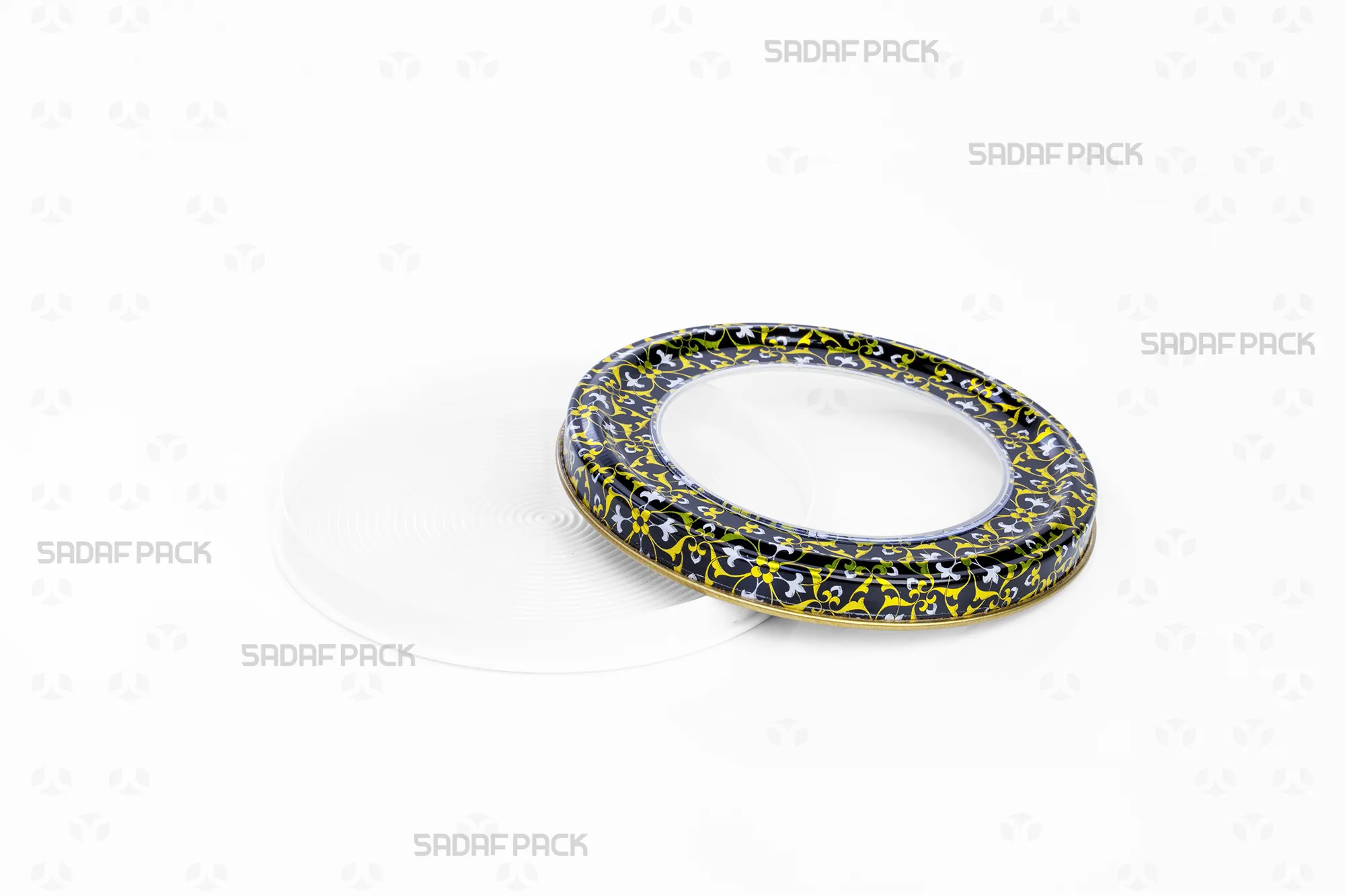 نمای بالا از قوطی 12 فلزی اسپانیا کف بالا خالی با طرح مشکی طلایی سفید، درب باز برای نمایش فضای داخلی و طرح خاص بدنه.