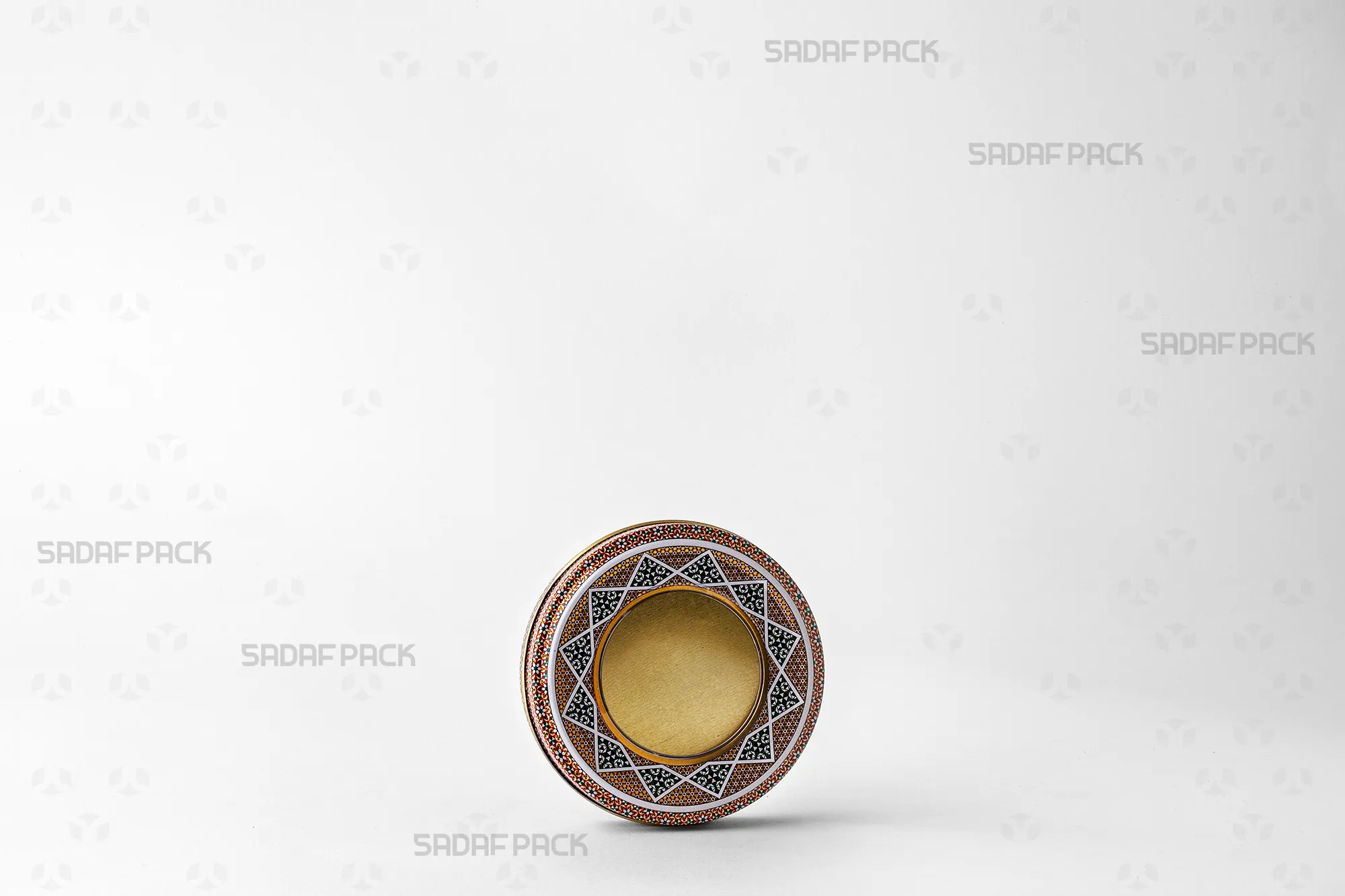 نمای سه رخ قوطی 10 گرم فلزی صدف پک، طراحی شده برای بستهبندی و حفظ کیفیت زعفران صادراتی