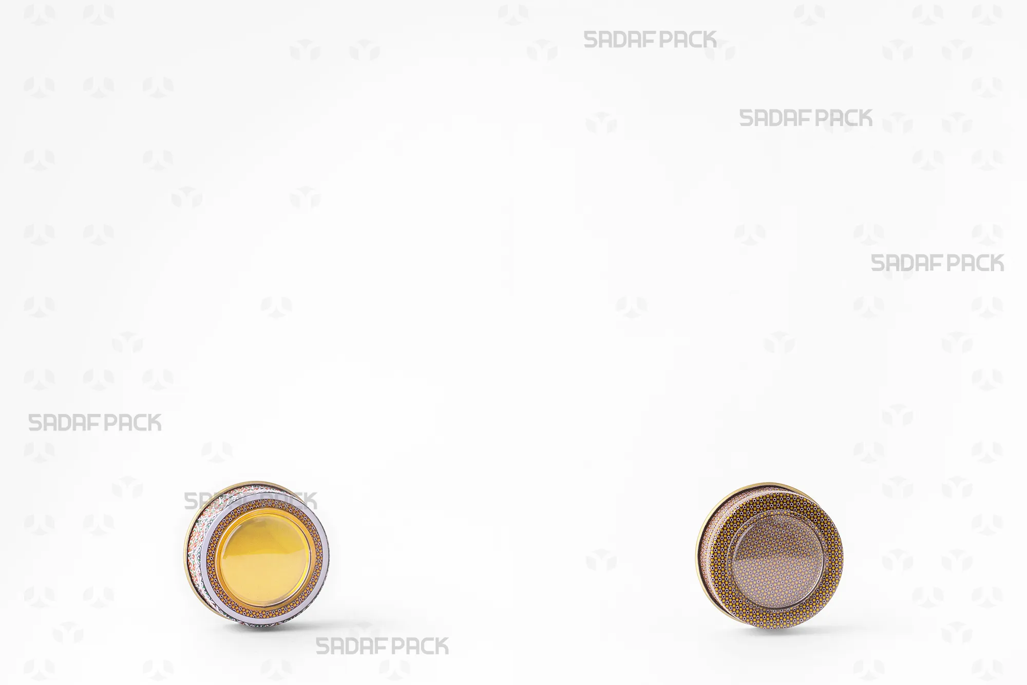 مقایسه دو طرح مختلف قوطی فلزی یک گرمی زعفران صدف پک در نمای سهرخ کنار هم