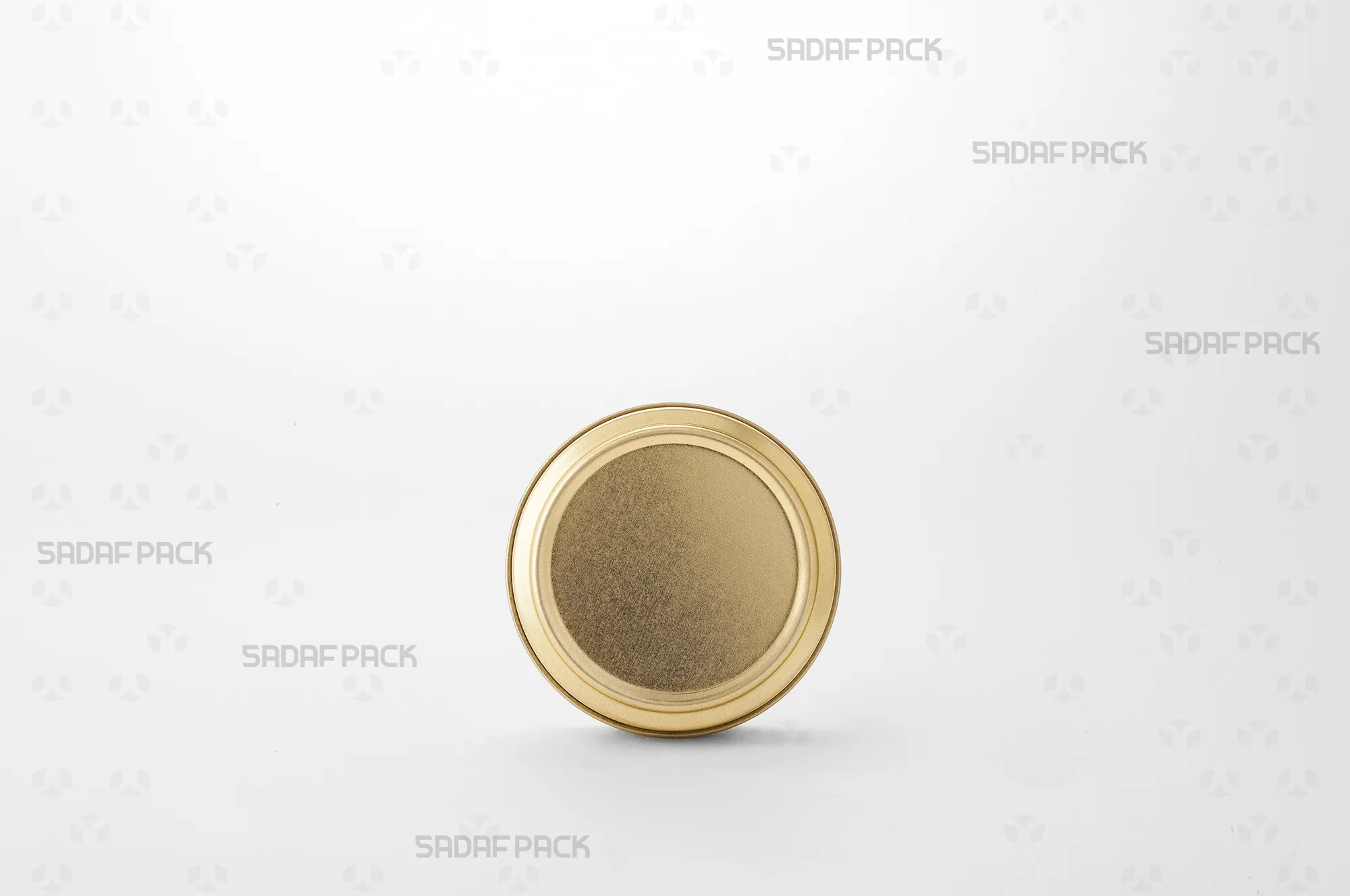 نمای روبرو از قوطی فلزی طلایی 6.5 سانت صدف پک، نمایش ساختار استوانه ای و درب فلزی جامد برای بستهبندی ایمن