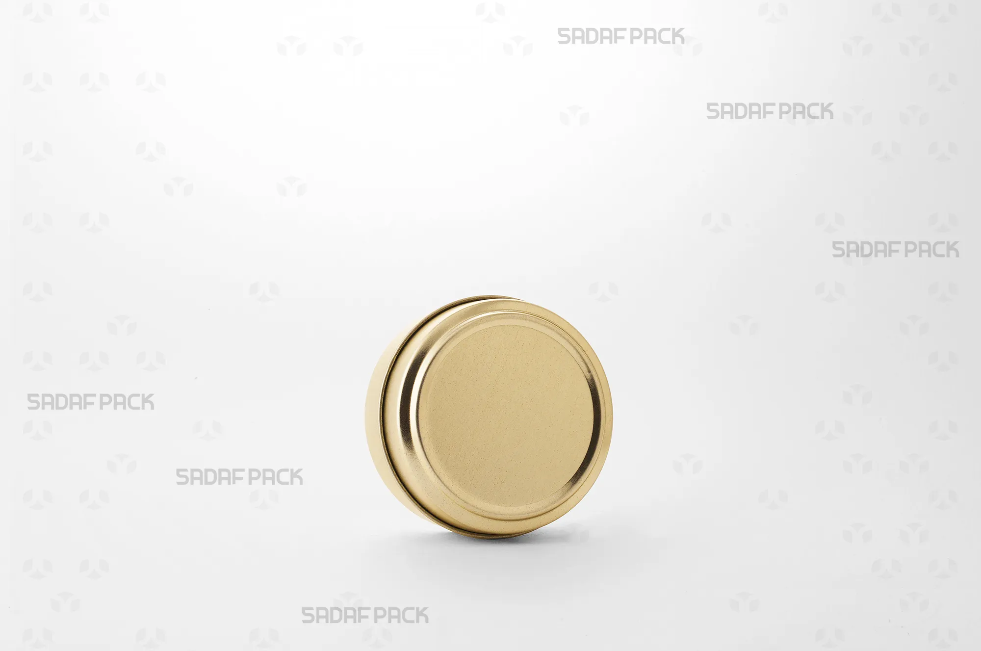 ظروف فلزی لوکس قوطی 6/5 فلزی 3 سانت بدون طلق (100 فلزی) طلایی رنگ برند صدف پک از زاویه سه رخ برای حفظ عطر و کیفیت زعفران و خشکبار