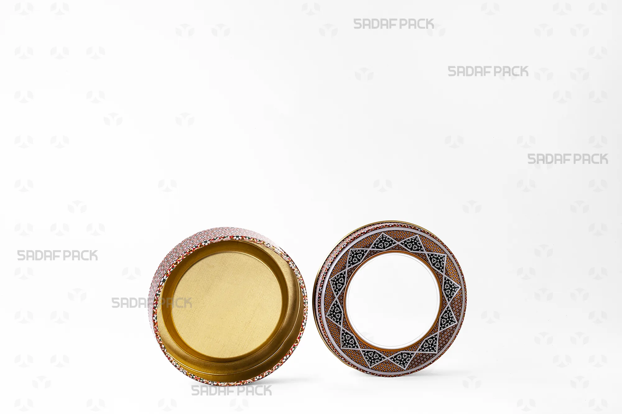 قوطی فلزی 7 گرمی در کنار درب جدا شده آن که فضای داخلی برای حفظ کیفیت زعفران را نشان میدهد