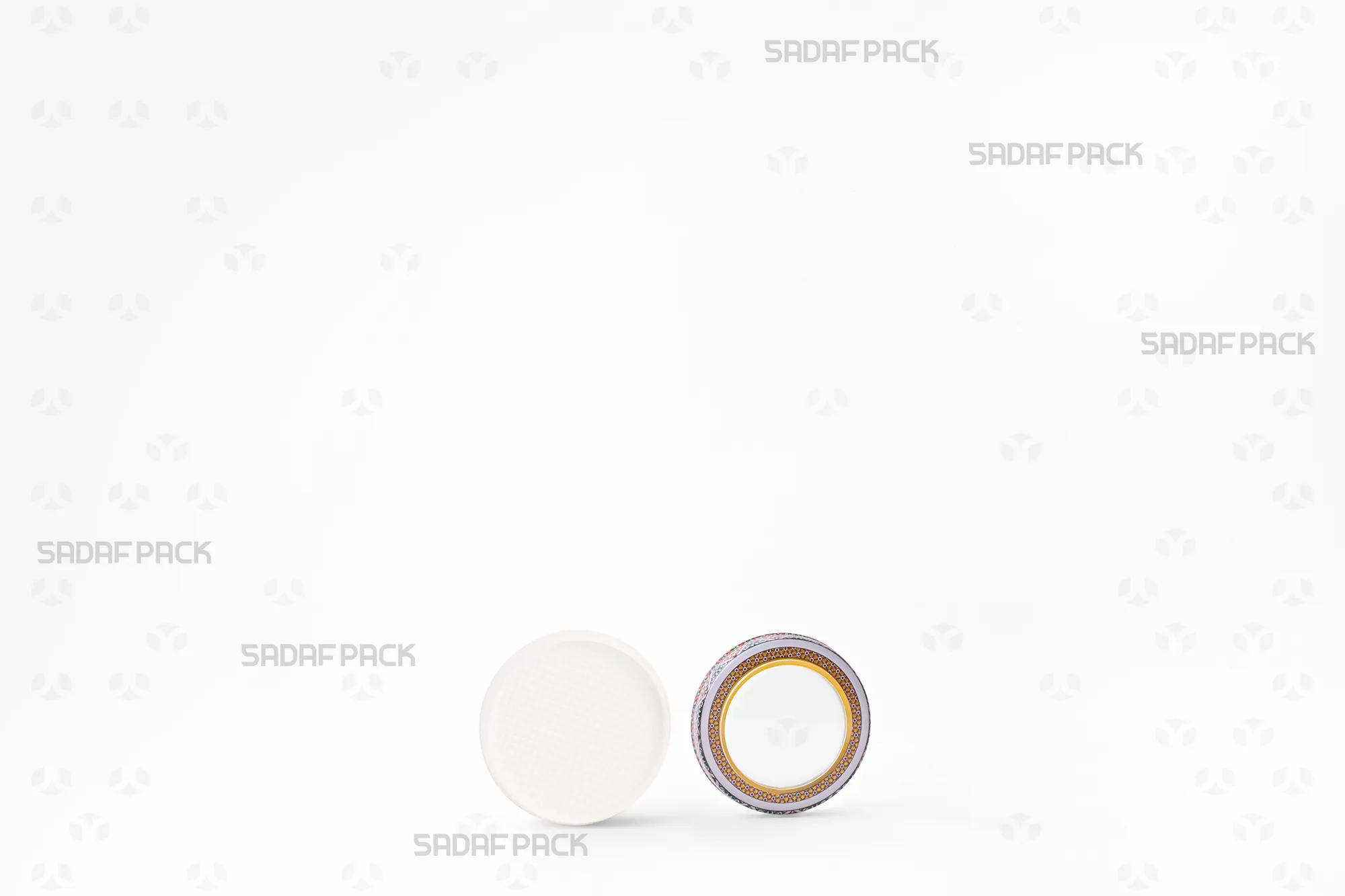 قوطی فلزی سایز 5 مدل اسپانیا با درب جدا شده در کنار بدنه، نمایش فضای داخلی برای جایگیری محصولات