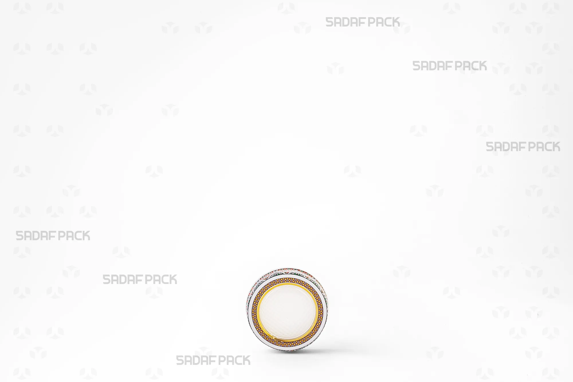 نمای روبرو از قوطی 5 فلزی اسپانیا، نشاندهنده ساختار استوانهای و کف پلاستیکی سفید رنگ مدل اسپانیا