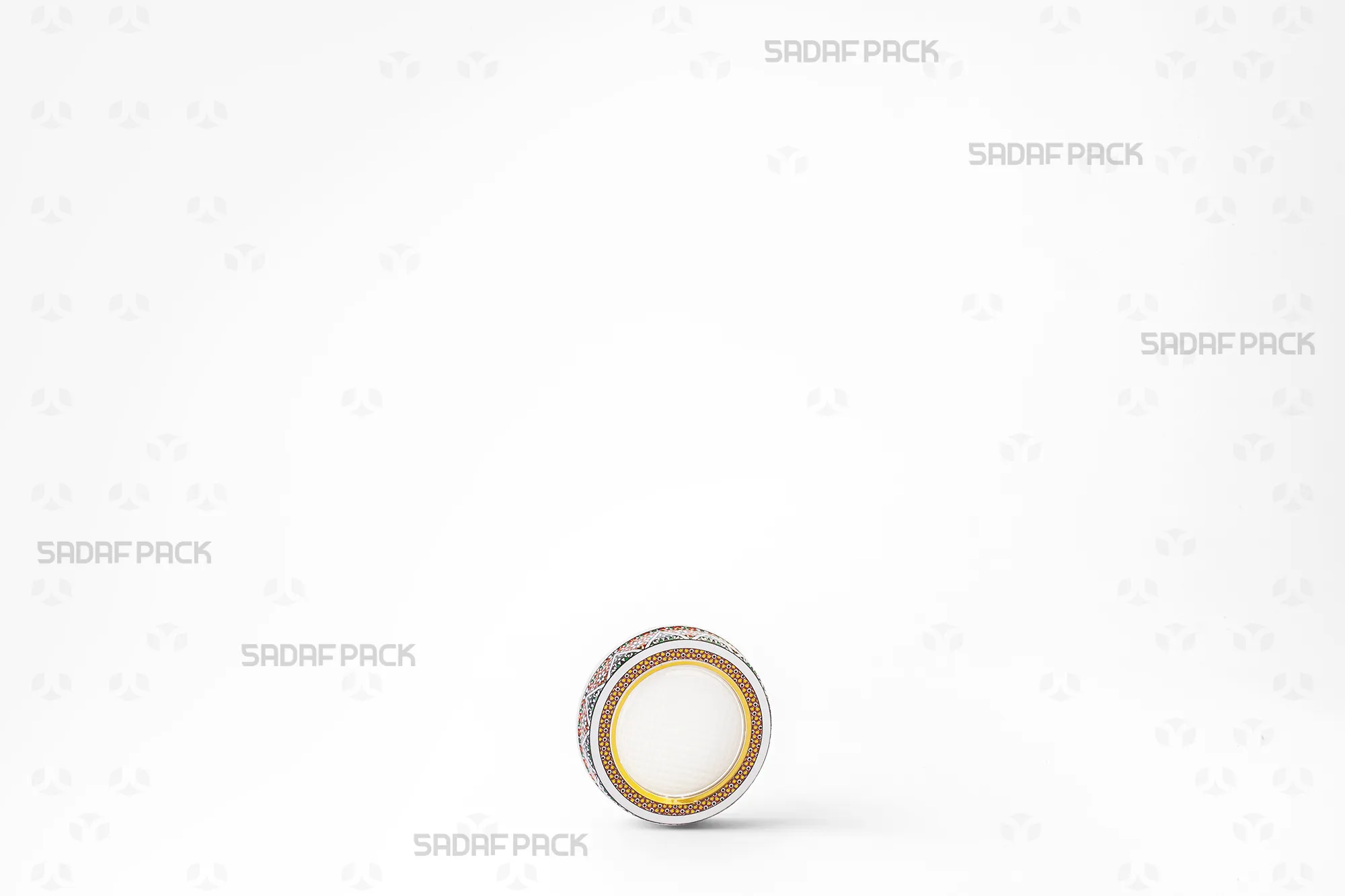 قوطی 5 فلزی اسپانیا صدف پک از زاویه سه رخ، نمایش بدنه فلزی و درب با پنجره شفاف برای بستهبندی زعفران صادراتی