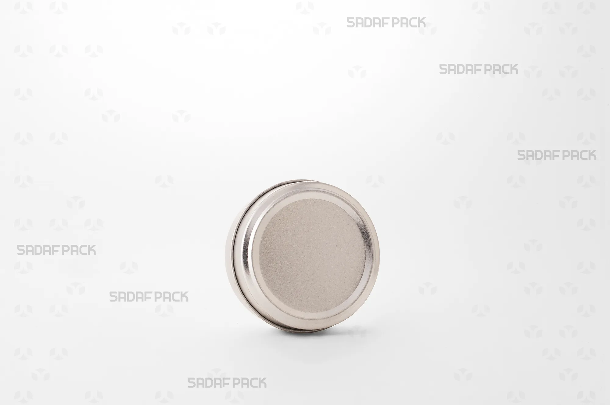 قوطی فلزی گرد 6.5 سانت نقره ای با عمق 3 سانت بدون طلق مدل 100 فلزی برند صدف پک از زاویه سه رخ