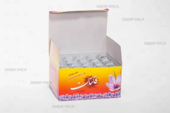 جعبه مادر مقوایی 20 عددی آذین کوچک صدف پک با درب باز و 20 عدد قوطی آذین کوچک در داخل برای بسته‌بندی پک عمده فروشی و صادرات