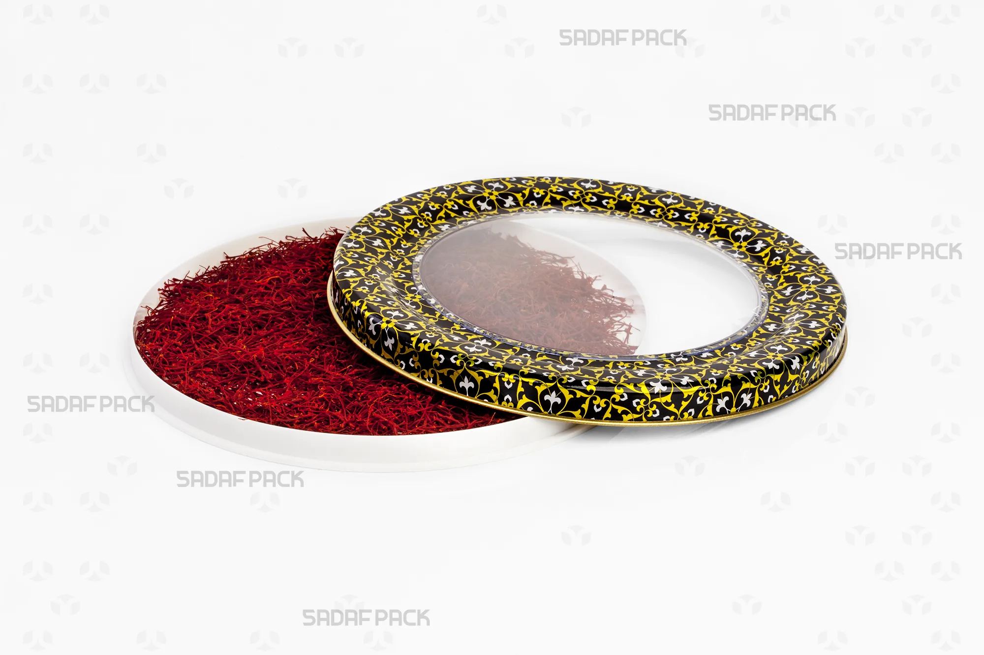 نمای بالا از قوطی 17 فلزی اسپانیا کف صاف با طرح مشکی طلایی سفید، درب باز و پر شده با زعفران.