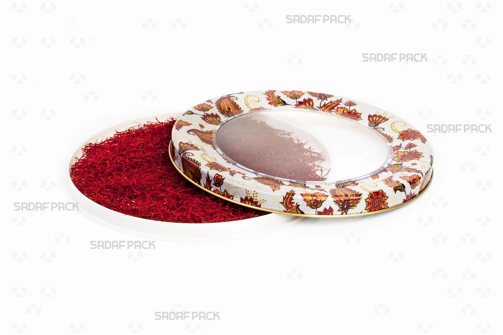 نمای بالا از قوطی 17 فلزی اسپانیا کف صاف با طرح ترنج سفید، درب باز و پر شده با زعفران برای نمایش ظرفیت و جزئیات طرح.