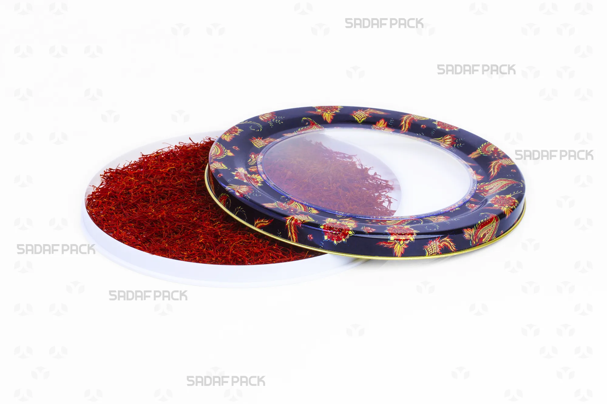 نمای بالا از قوطی 17 فلزی اسپانیا کف صاف با طرح ترنج سورمه ای، درب باز و حاوی زعفران جهت نمایش ظرفیت محصول.