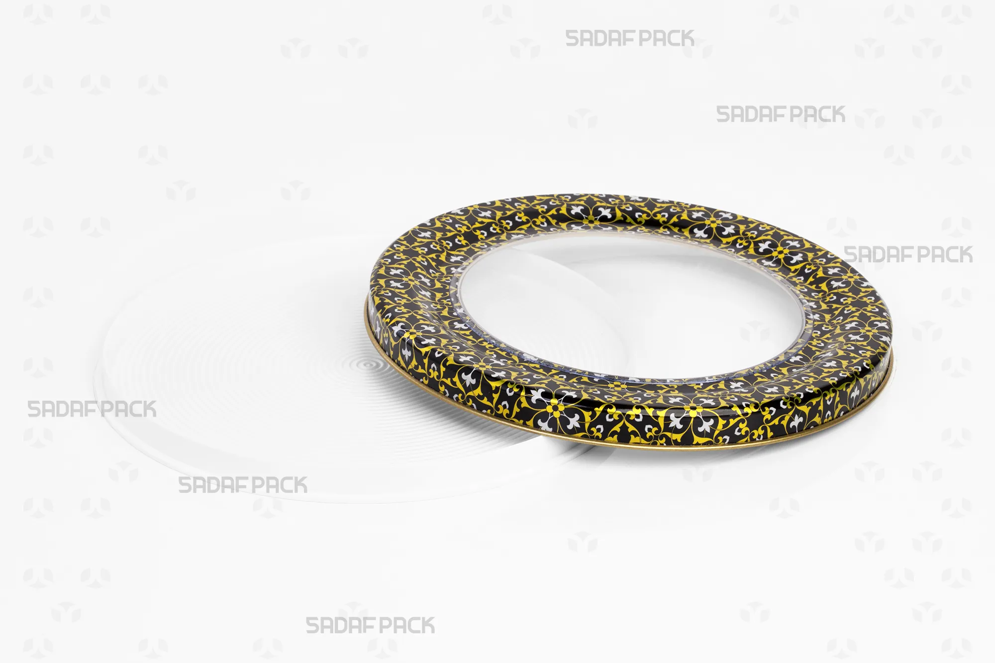 نمای بالا از قوطی فلزی اسپانیا سایز 17 کف بالا با طرح مشکی طلایی سفید، درب باز در کنار قوطی خالی برای نمایش ظرفیت داخلی و جزئیات طرح.