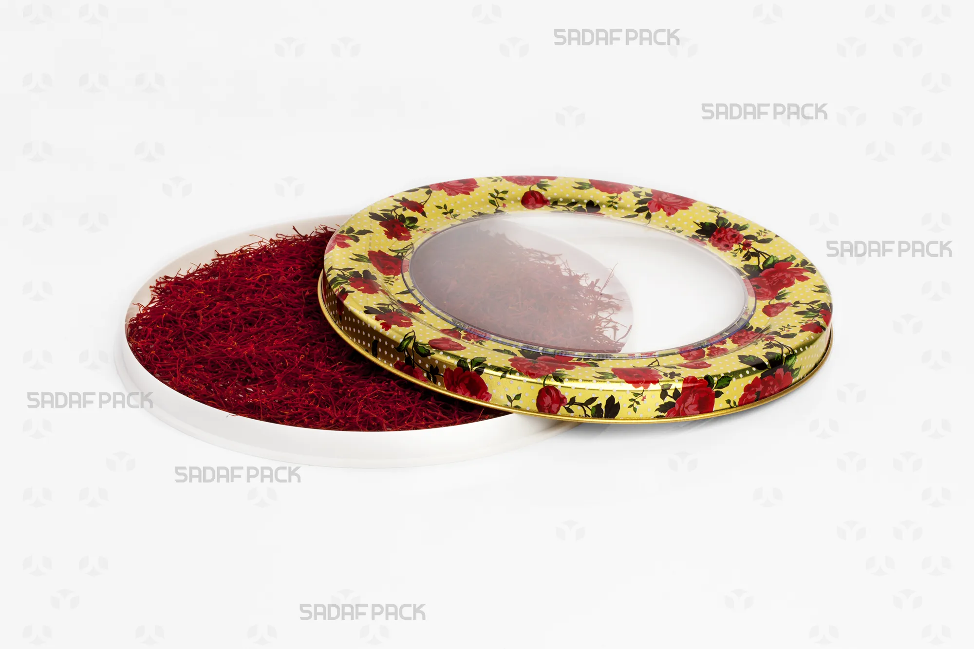 نمای بالا از قوطی فلزی اسپانیا سایز 17 کف بالا با طرح رز طلایی، درب باز در کنار قوطی پر شده با زعفران برای نمایش ظرفیت داخلی و جزئیات طرح.