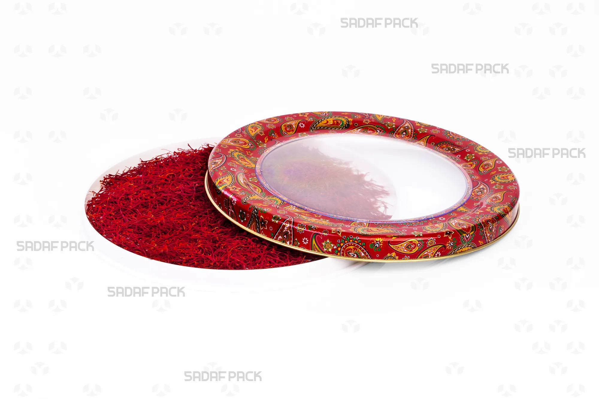 نمای بالا از قوطی فلزی اسپانیا سایز 17 کف بالا با طرح ترمه قرمز، درب باز در کنار قوطی پر شده با زعفران برای نمایش ظرفیت داخلی و جزئیات طرح.