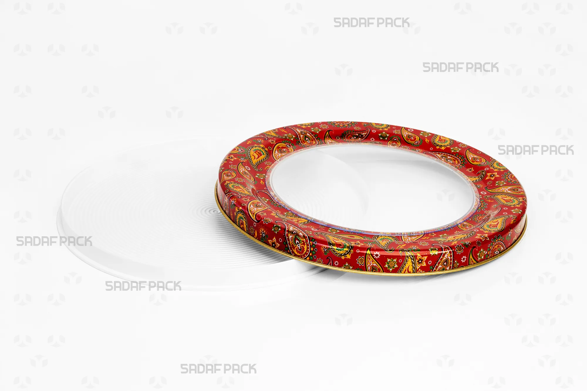 نمای بالا از قوطی فلزی اسپانیا سایز 17 کف بالا با طرح ترمه قرمز، درب باز در کنار قوطی خالی برای نمایش ظرفیت داخلی و جزئیات طرح.