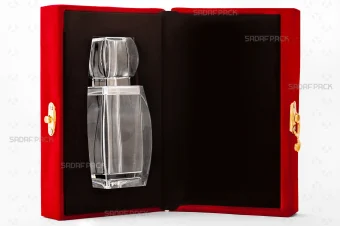 باکس مخملی زعفران صدف پک با درب باز، داخل مخمل مشکی، مقر چوبی برش لیزری و آذین بزرگ در داخل برای بستهبندی لوکس هدیه و صادرات