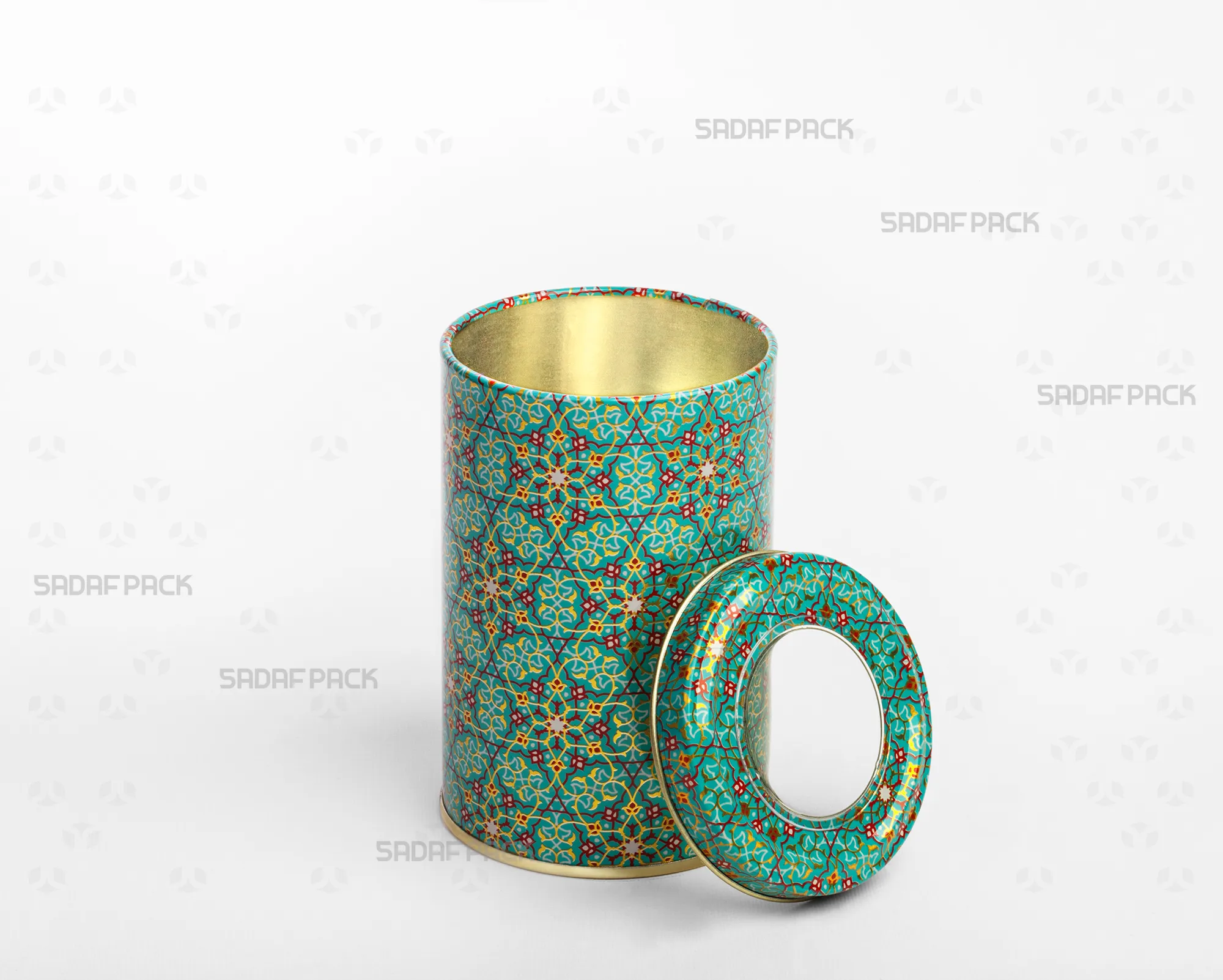 نمای سه رخ از قوطی فلزی بلند با قطر ۷ سانت و ارتفاع ۱۰ سانت و طرح فیروزه صدف پک، که درب طلقدار آن باز شده و حجم داخلی ظرف مشخص است.