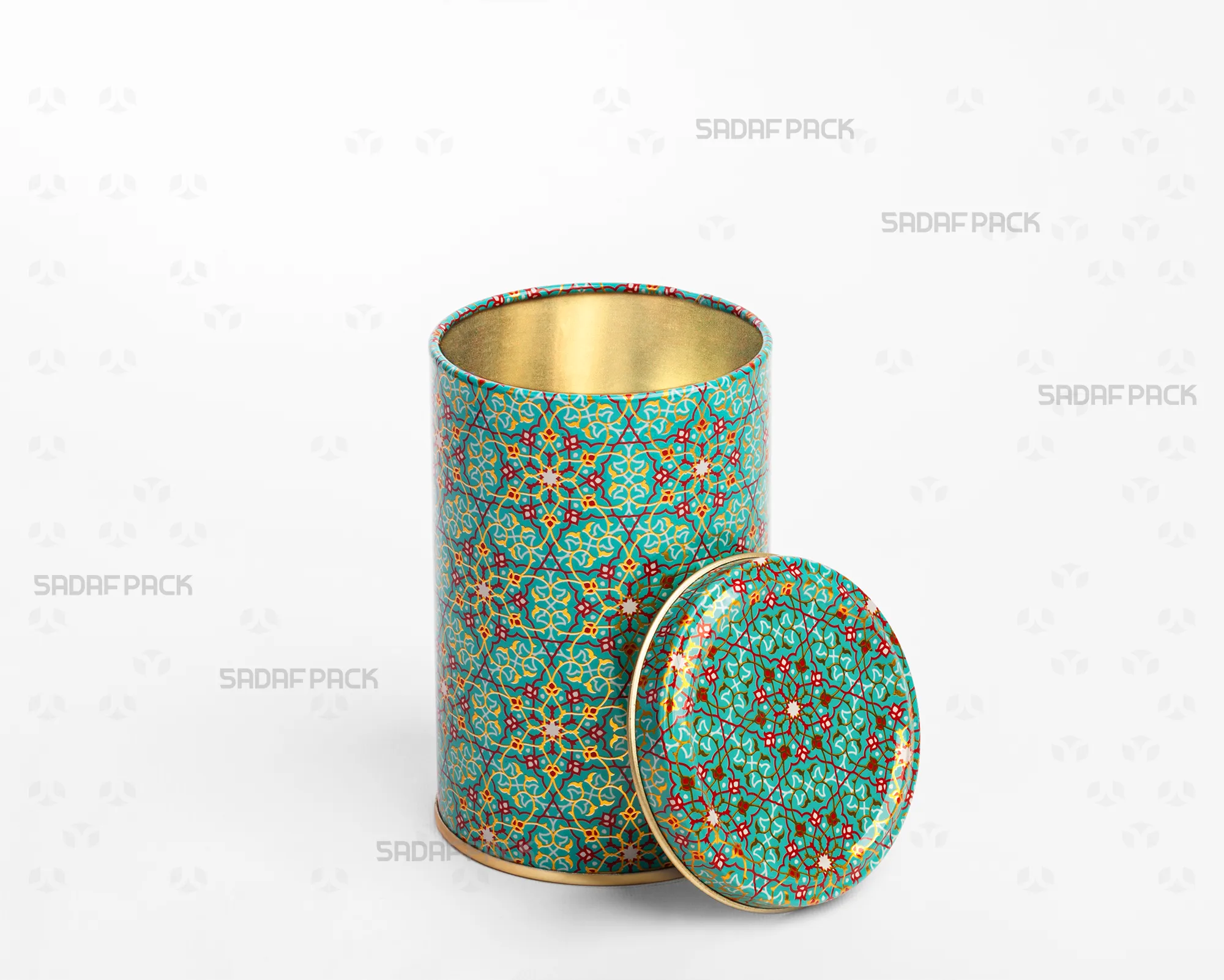 قوطی فلزی ۷ سانت با ارتفاع ۱۰ سانت و طرح فیروزه از صدف پک با درب فلزی مات، در حالتی که درب از بدنه جدا شده و ساختار داخلی و ظرفیت آن را به نمایش میگذارد.