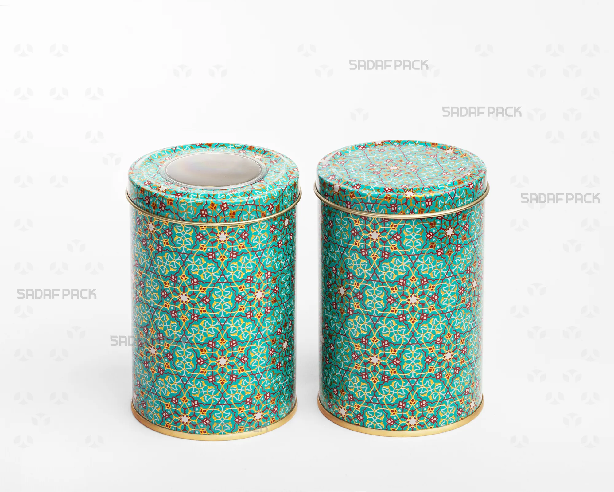 دو قوطی فلزی ۷ سانت با ارتفاع ۱۰ سانت برند صدف پک با طرح فیروزه، یکی با درب پنجرهدار (طلق) و دیگری با درب فلزی کامل که در کنار هم نمایش داده شدهاند.