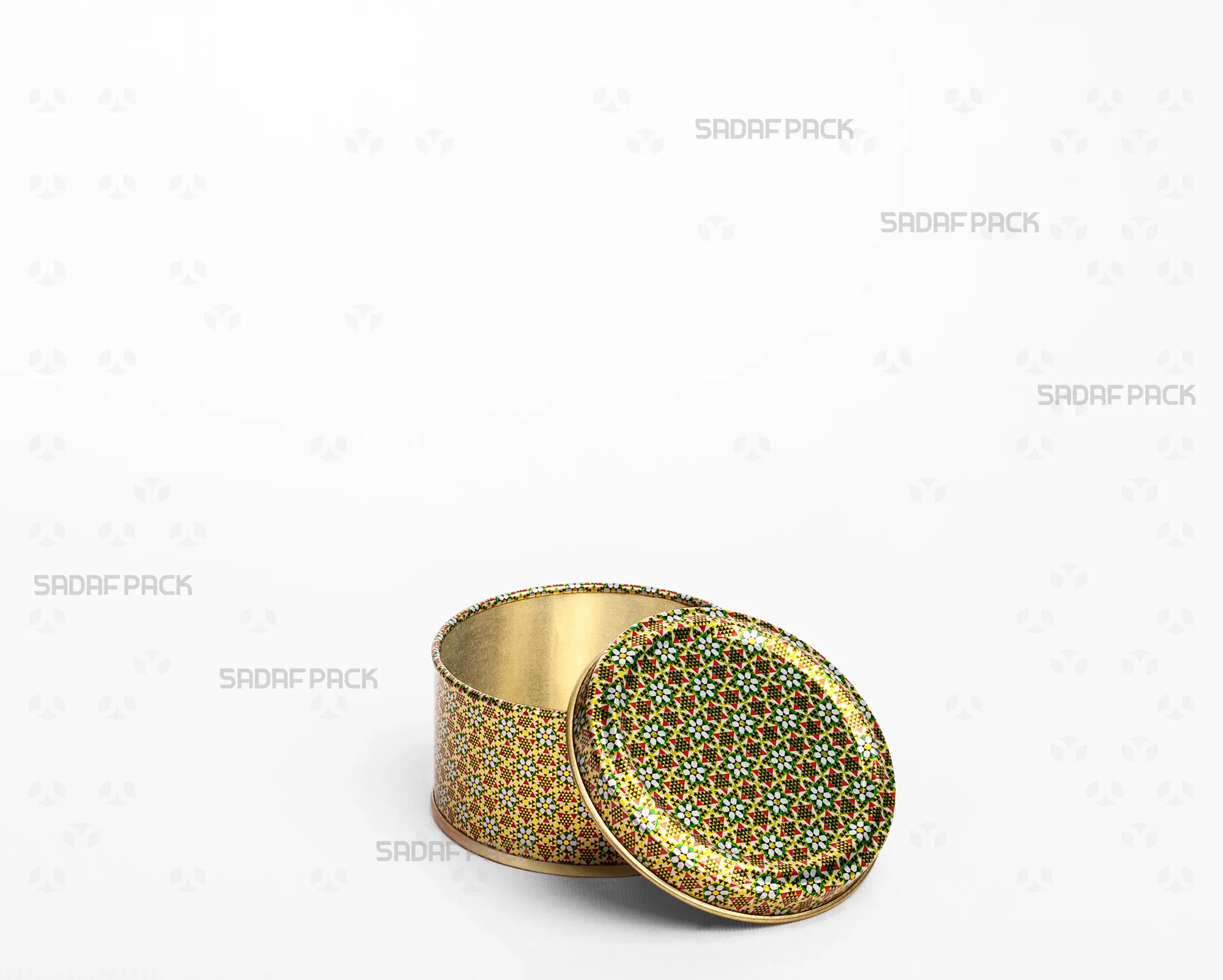 قوطی فلزی ۷ سانت با ارتفاع ۳ سانت و طرح خاتم سبز برند صدف پک با درب فلزی ساده که به صورت باز در کنار بدنه قرار گرفته و ساختار داخلی آن را نمایش میدهد.