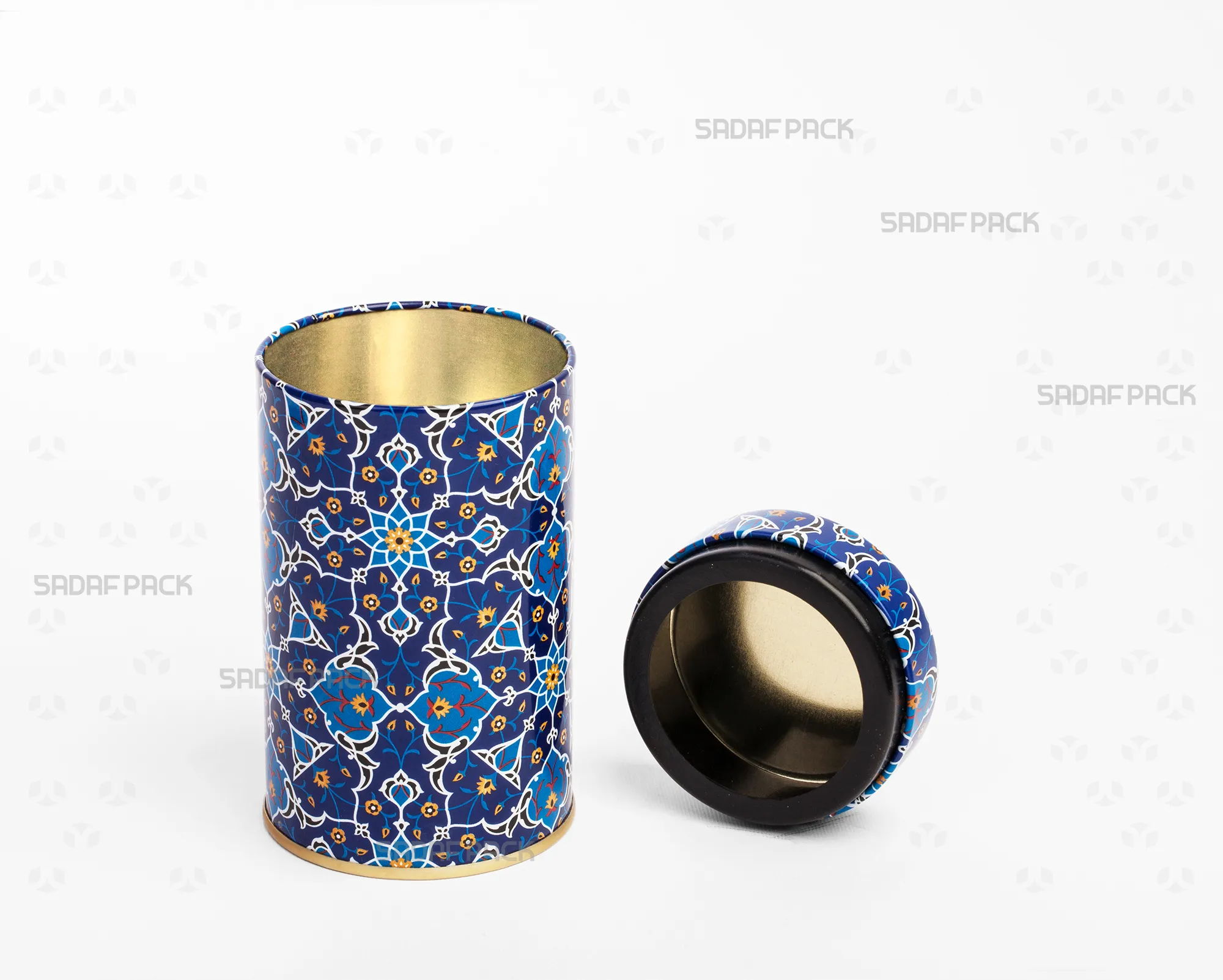 نمای سه رخ از قوطی فلزی قطر 6.6 در ارتفاع 10 سانت طرح کاشی سنتی با درب ساده بدون طلق باز شده برند صدف پک