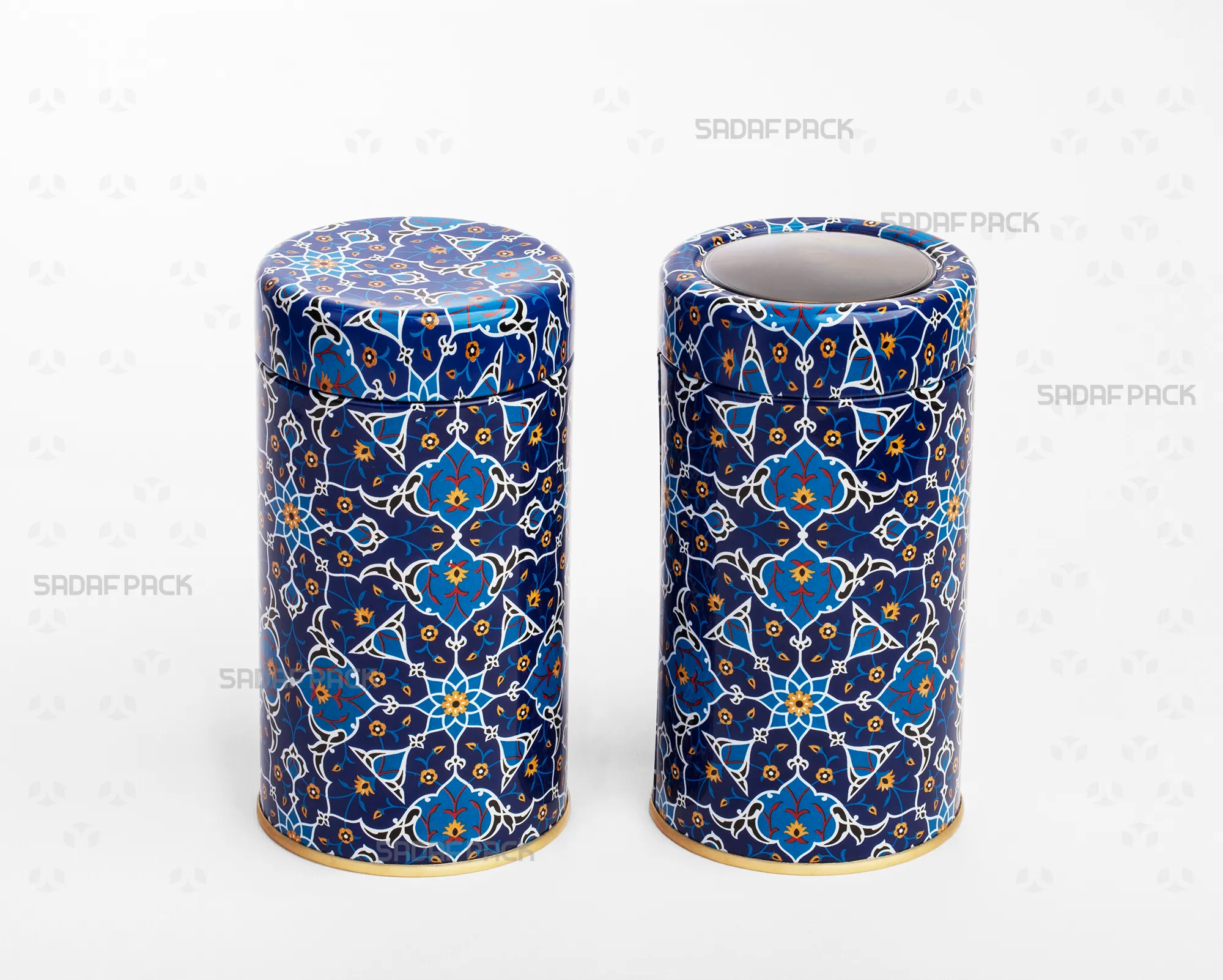 قوطی فلزی قطر 6.6 سانت با ارتفاع 10 سانت طرح کاشی سنتی صدف پک، نمایش دو مدل درب با طلق و بدون طلق در کنار هم