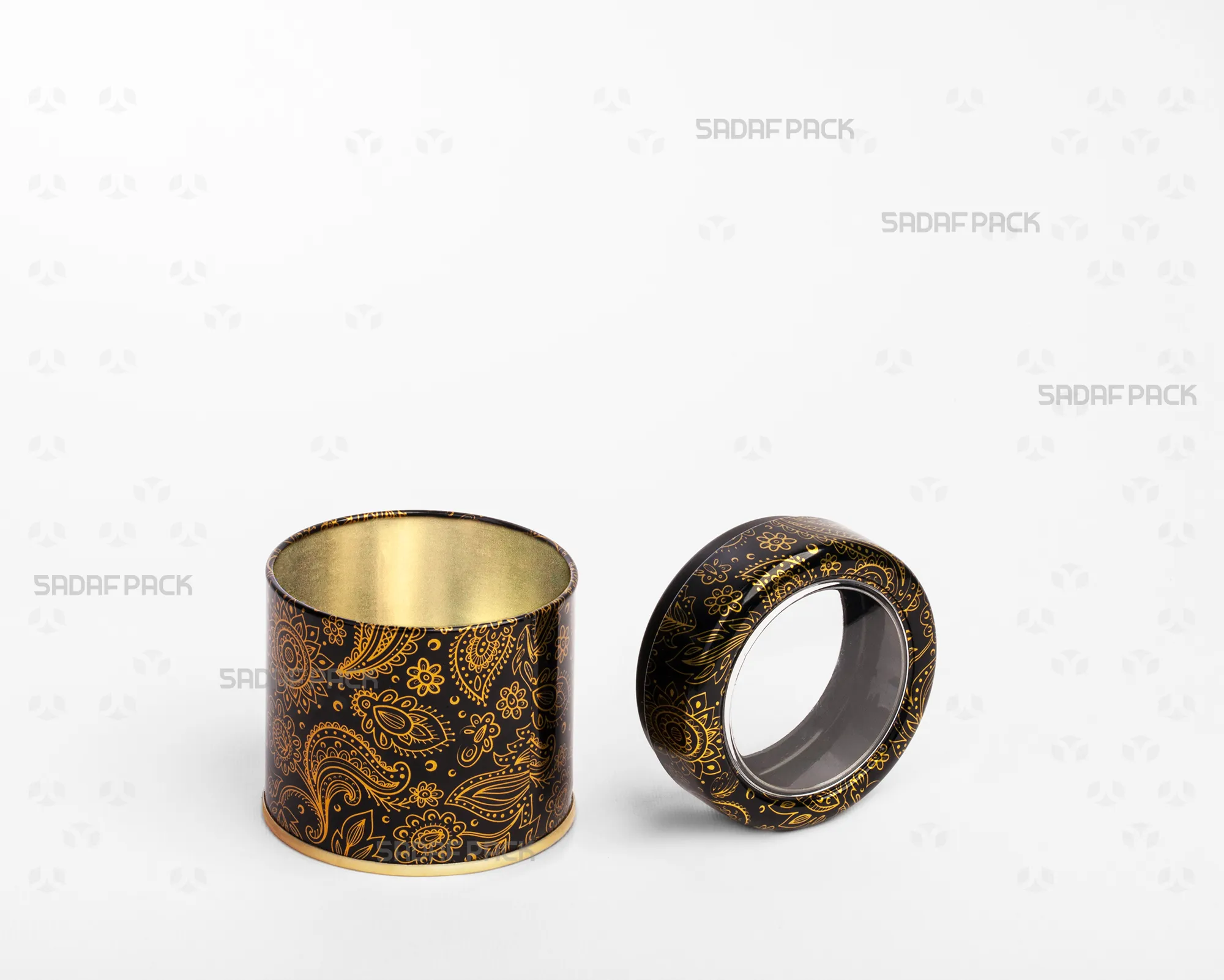 نمای سه رخ از قوطی فلزی قطر 6.6 در ارتفاع 5 سانت طرح مشکی و طلایی با درب طلق دار باز شده برند صدف پک