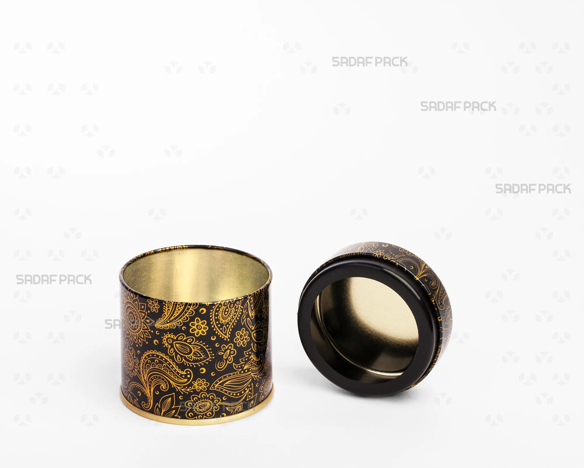 نمای سه رخ از قوطی فلزی قطر 6.6 در ارتفاع 5 سانت طرح مشکی و طلایی با درب ساده بدون طلق باز شده برند صدف پک