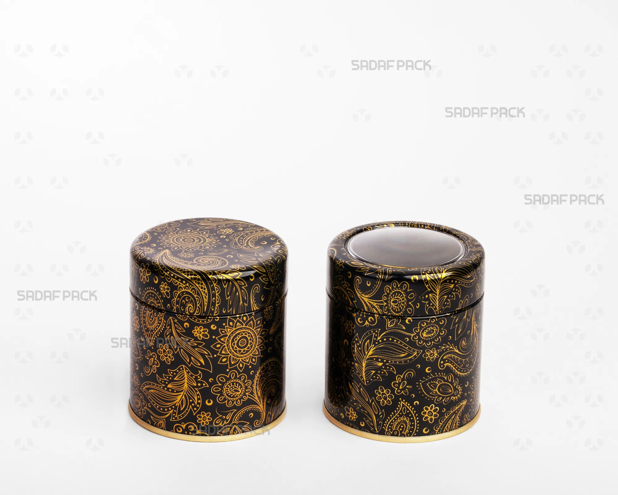 قوطی فلزی قطر 6.6 سانت با ارتفاع 5 سانت طرح مشکی و طلایی صدف پک، نمایش دو مدل درب با طلق و بدون طلق در کنار هم