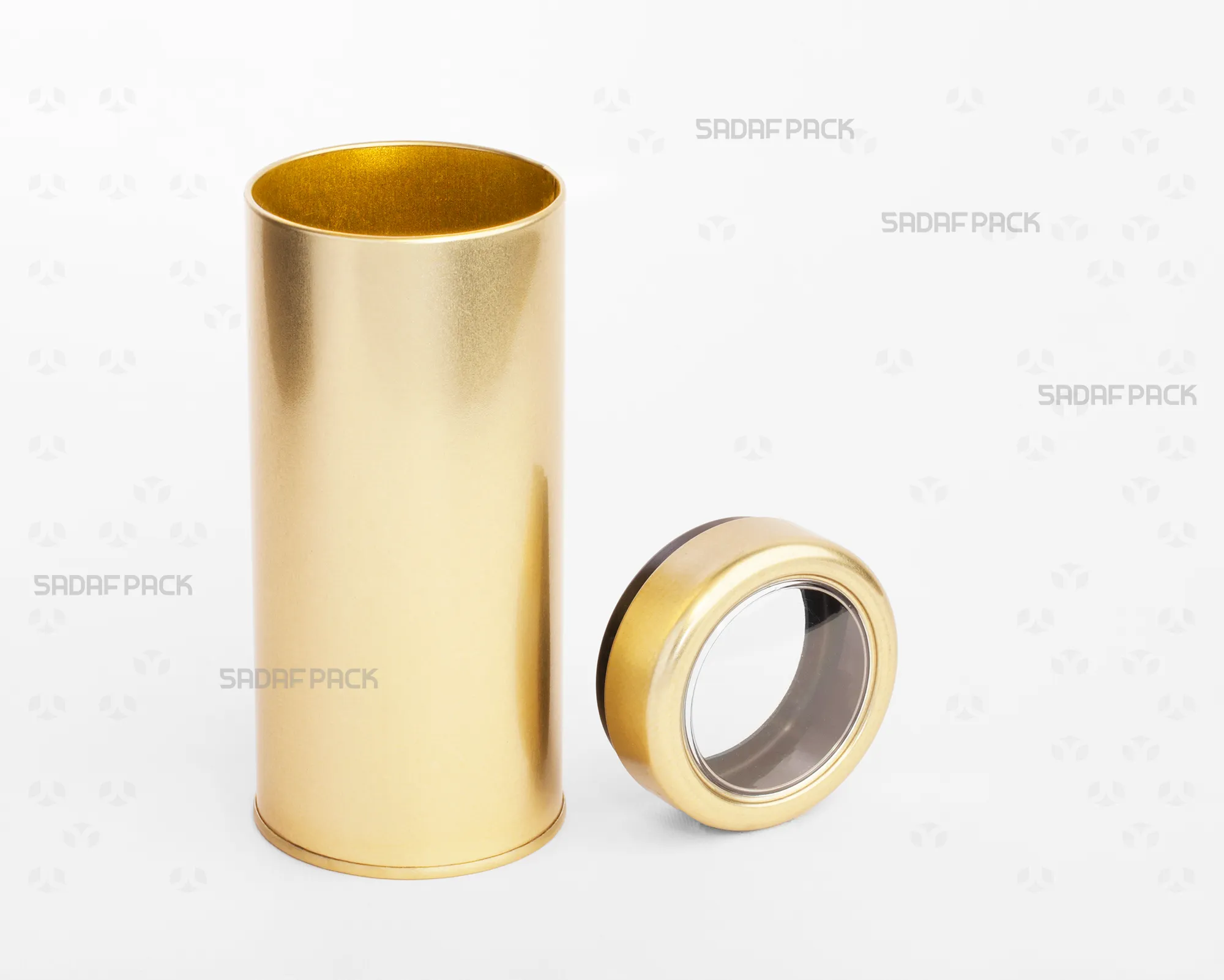 نمای سه رخ از قوطی فلزی قطر 6.6 در ارتفاع 13.5 سانت طرح طلایی با درب طلق دار باز شده برند صدف پک