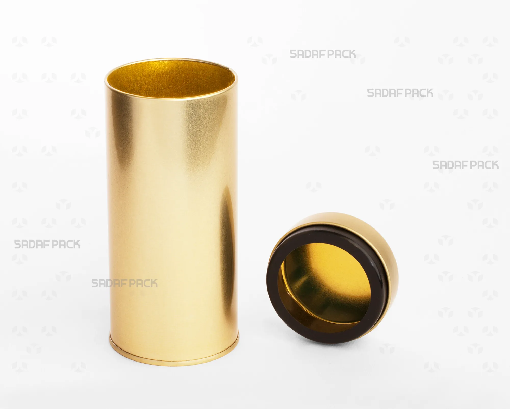نمای سه رخ از قوطی فلزی قطر 6.6 در ارتفاع 13.5 سانت طرح طلایی با درب ساده بدون طلق باز شده برند صدف پک
