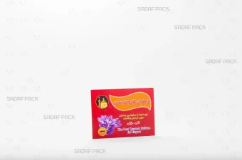کارت زعفران 6×9 سانتیمتر صدف پک با رنگ قرمز-نارنجی، جنس کاغذ گلاسه و طرح حرم امام رضا شامل اطلاعات محصول به فارسی و انگلیسی، مناسب قرار گرفتن در پاکت نیم مثقال گرم زعفران (قدیم و جدید) برای معرفی محصول و اطلاعرسانی به مشتری