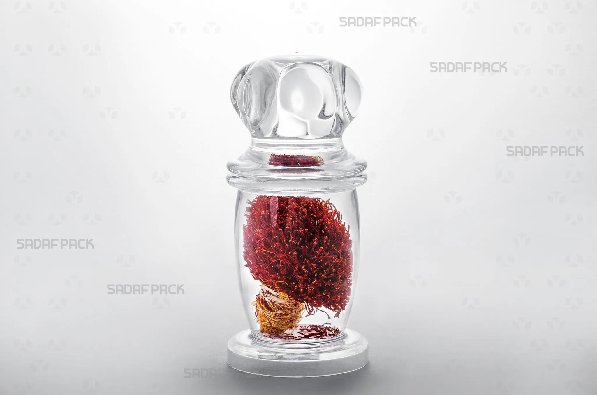 ظرف میلاد بزرگ پر شده با دسته زعفران در نمای سهرخ، مناسب برای بستهبندی صادراتی