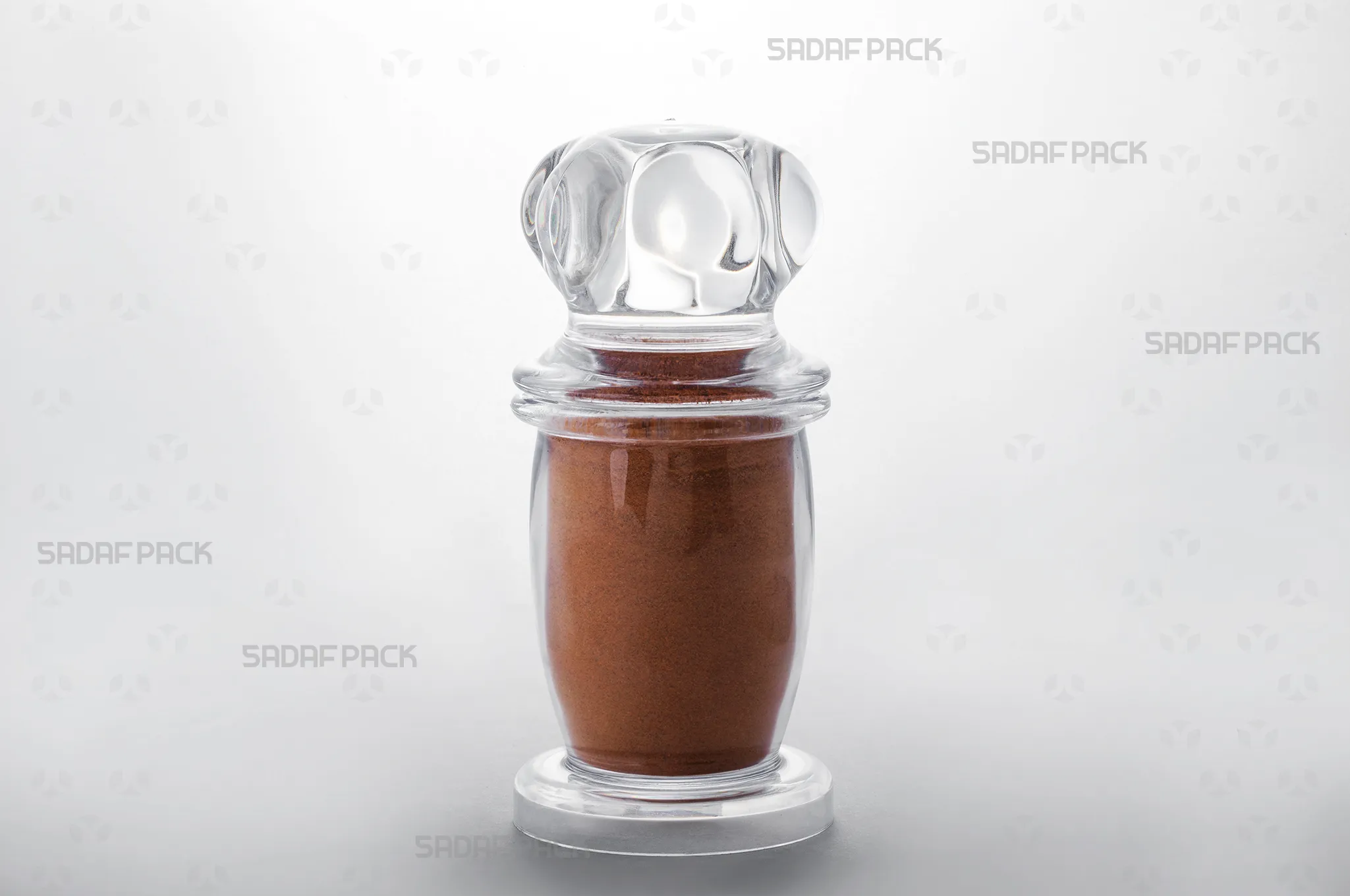 ظرف میلاد بزرگ پر شده با پودر دارچین در نمای سهرخ، مناسب برای بستهبندی صادراتی