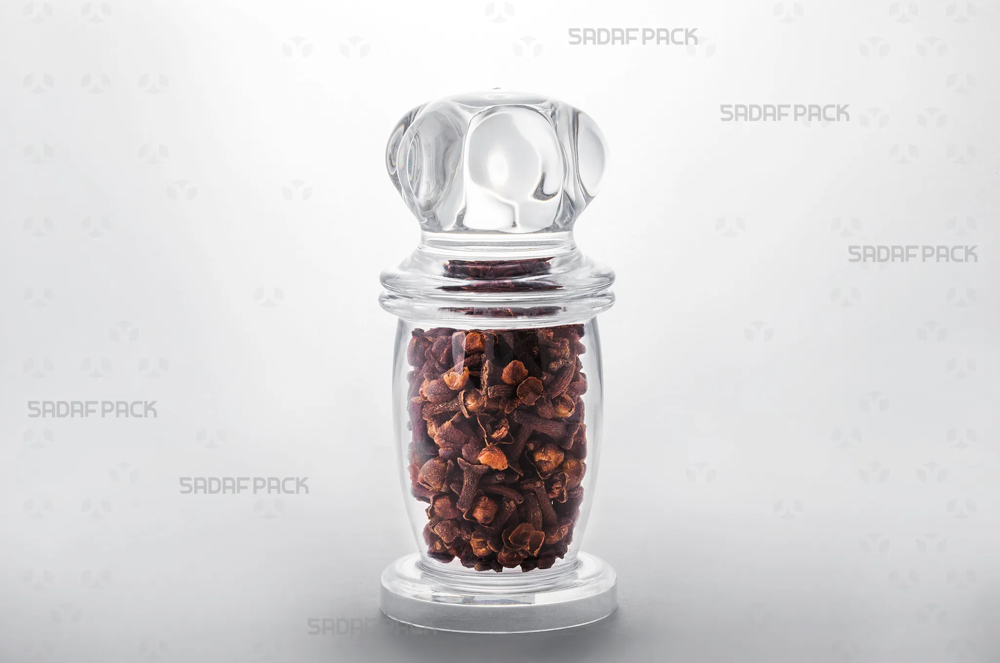 ظرف میلاد بزرگ پر شده با میخک در نمای سهرخ، مناسب برای بستهبندی صادراتی