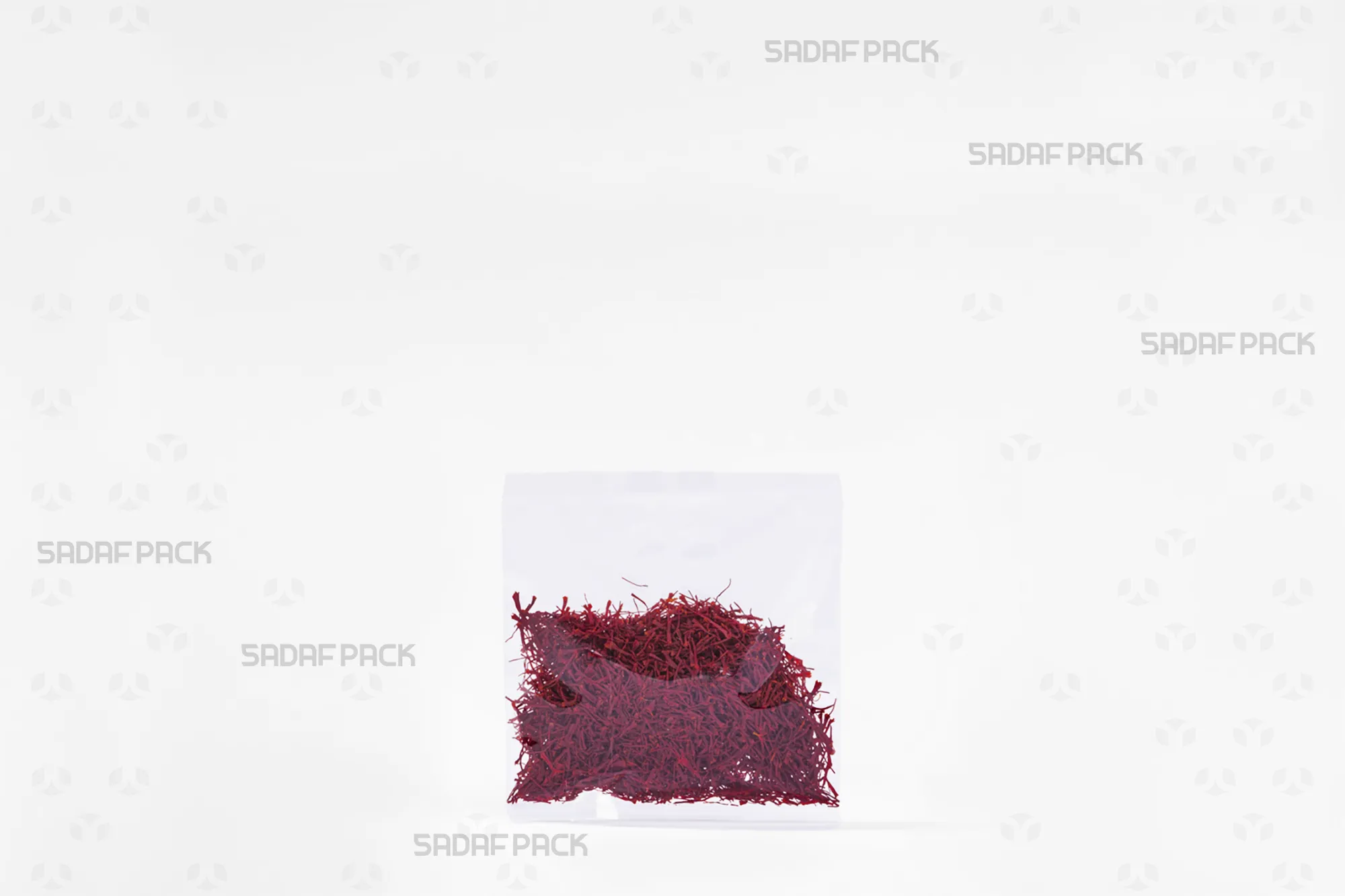 پاکت ترسبافان ته بریده 10×10 سانتیمتر صدف پک پر از زعفران با ترسبافان شفاف و قابلیت دوخت حرارتی برای بستهبندی حرفهای و نگهداری محصولات غذایی