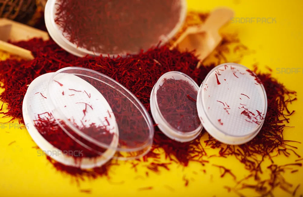 ظروف کریستالی بیضی اسپانیا صدف پک در سایزهای مختلف، پر شده با [foodname] صادراتی بر روی پس‌زمینه زرد.