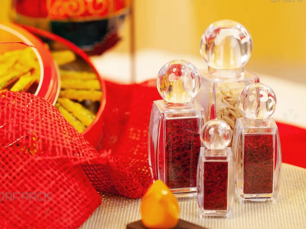 نمایی گروهی از ظروف کریستالی ایستاده صدف پک سری صدف در سایزهای مختلف که با زعفران سرگل صادراتی پر شده‌اند و طراحی لوکس آن‌ها برای نمایش شفافیت و زیبایی زعفران مناسب است.