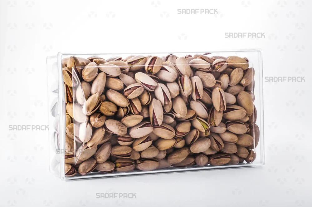 ظرف کریستالی مستطیل محدب کوتاه پر شده با پسته، ایده‌آل برای بسته‌بندی صادراتی خشکبار و شیرینی 