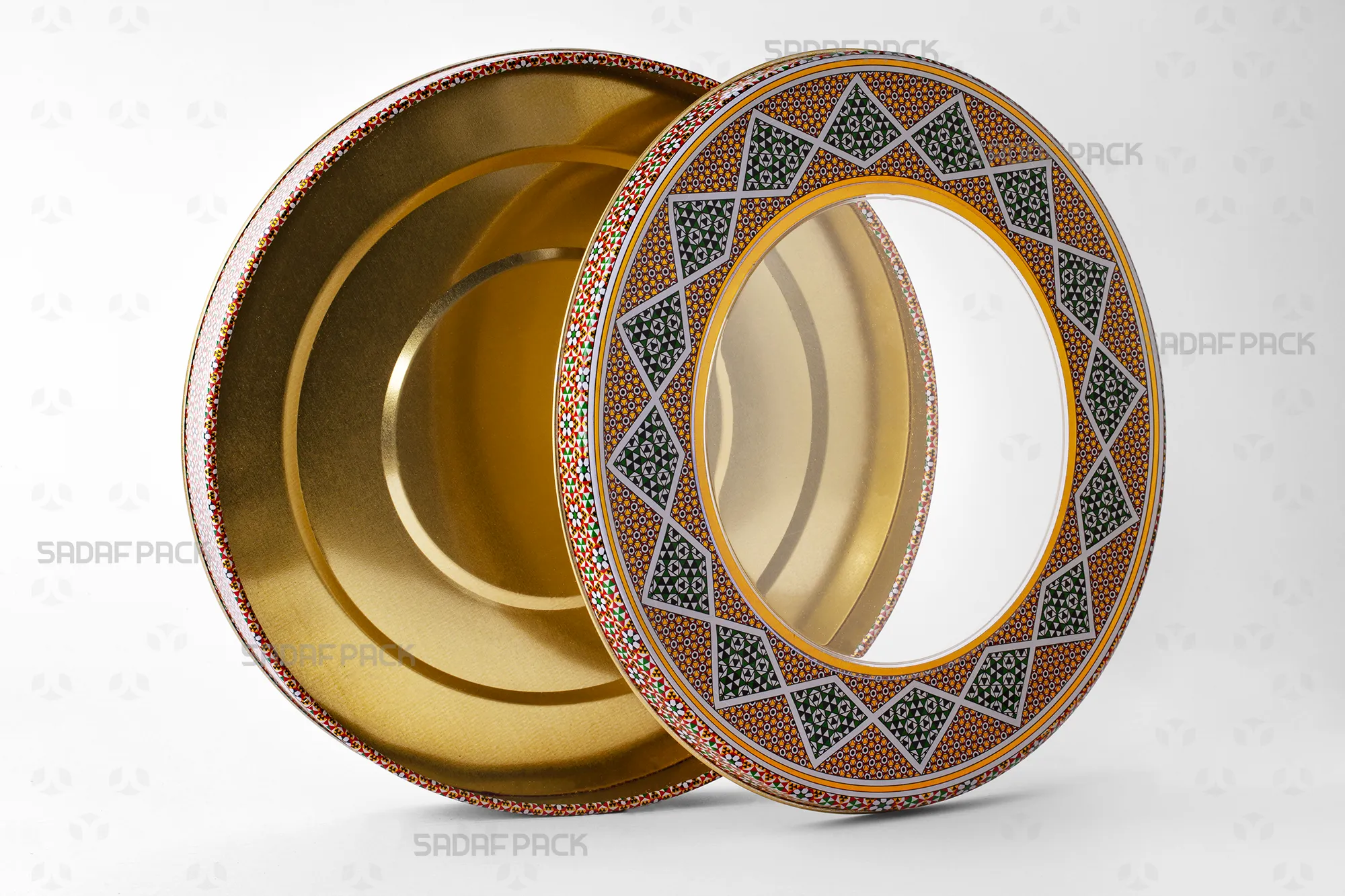 قوطی فلزی دایره ای 23 سانتی متری با عمق 3 سانتی متر صدف پک با درب جدا شده در کنار بدنه، نشان دهنده فضای داخلی کم عمق و سطح صاف آن.